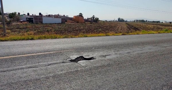 Baches causan peligro en carretera de La Aldea en Silao a Romita