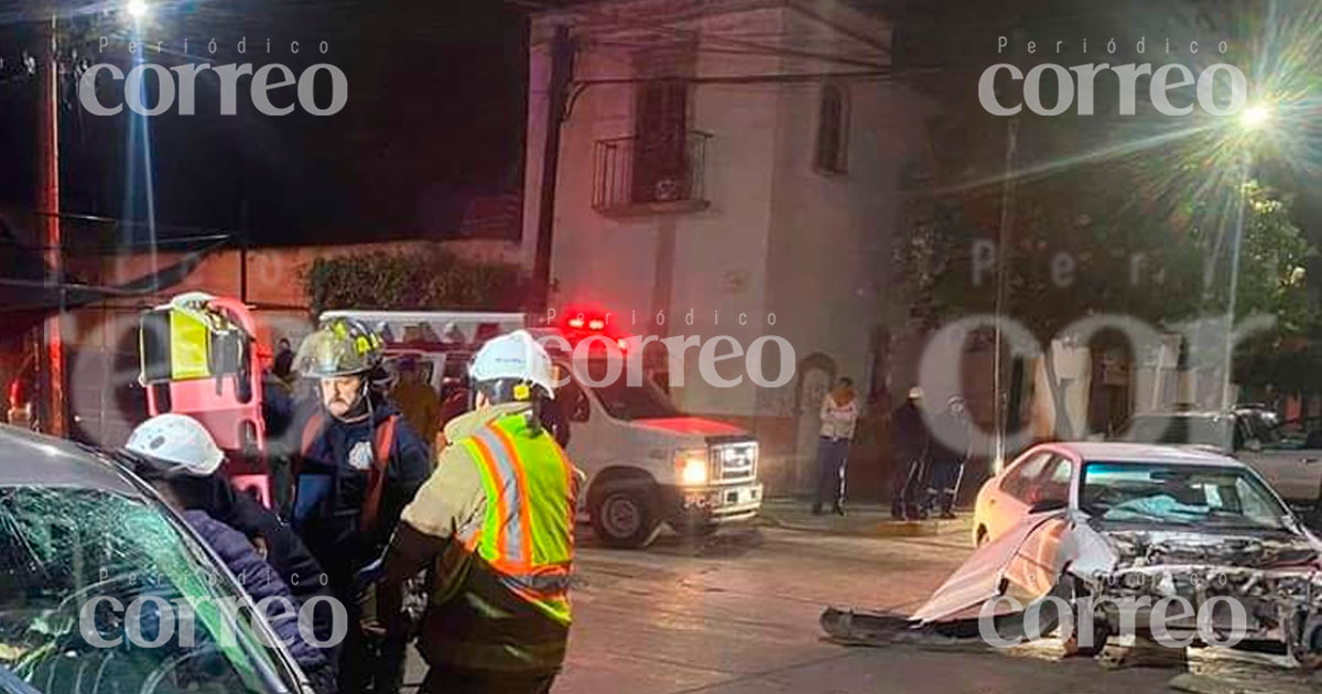 Dos mujeres salen heridas tras choque en el centro de San José Iturbide