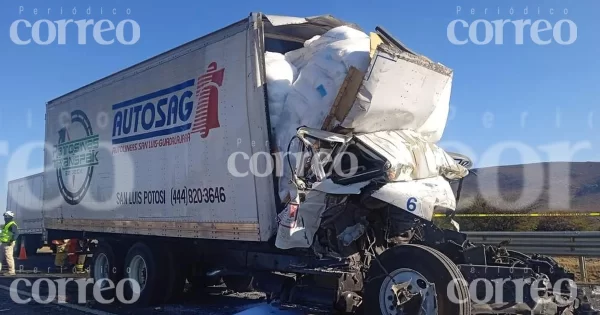 Aparatoso choque entre tres tractocamiones deja dos muertos en San Luis de la Paz