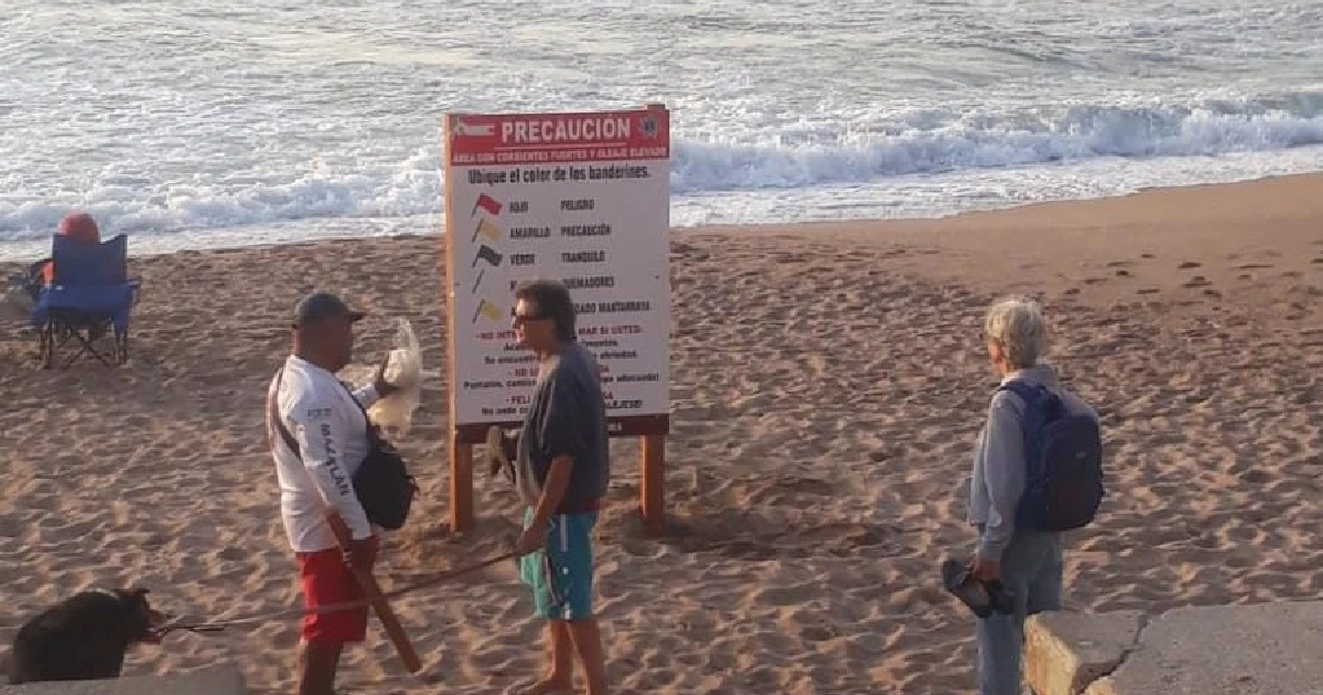 Rescatan a turista guanajuatense de 17 años en el mar de Mazatlán