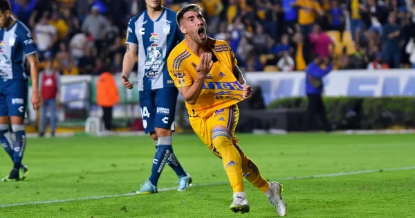 Tigres arrasa 4-1 al campeón Pachuca y se hace con el liderato de la Liga MX