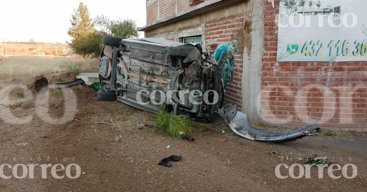 Volcadura sobre la carretera Puerto Interior-Romita deja 1 herido y daños materiales