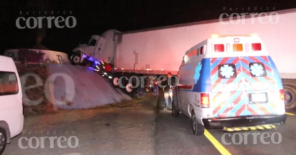 Tráiler choca a camioneta de personal en la Pénjamo-Abasolo; hay cuatro lesionados