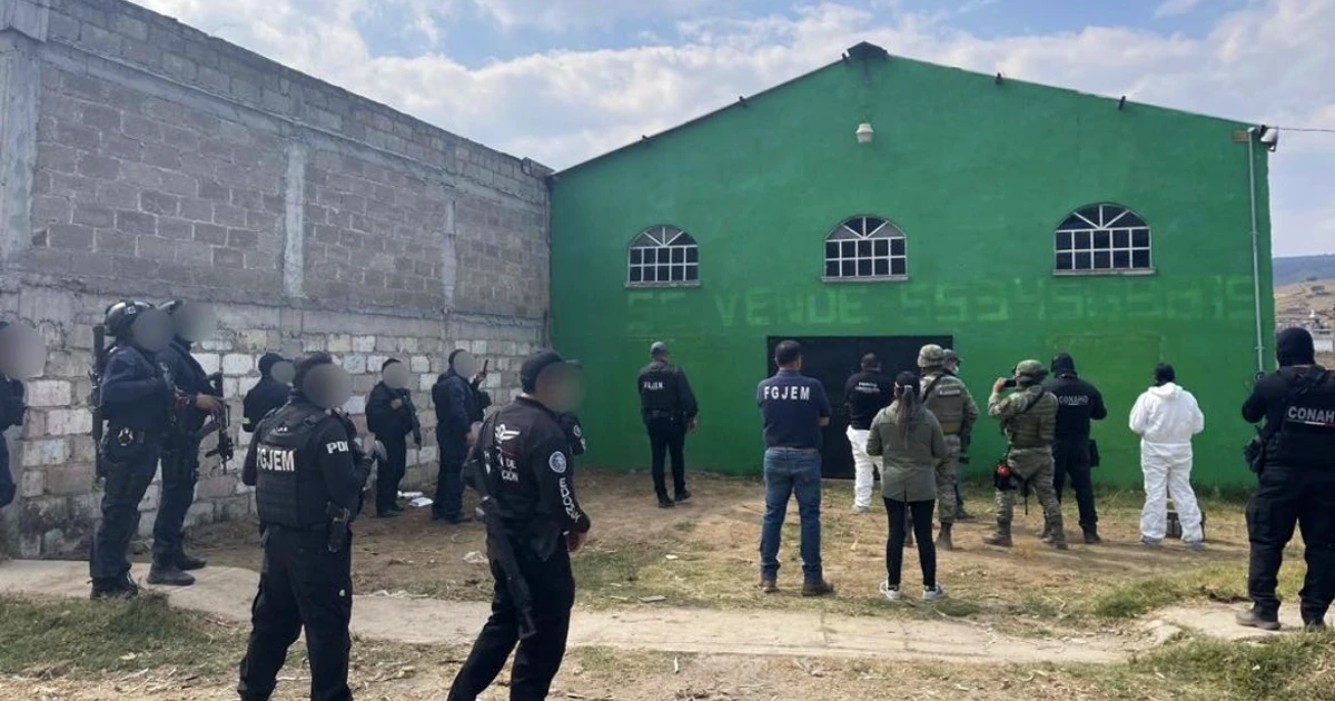 Hallan narcofosa debajo de una bodega en el Edomex; hay 10 cuerpos en 42 bolsas