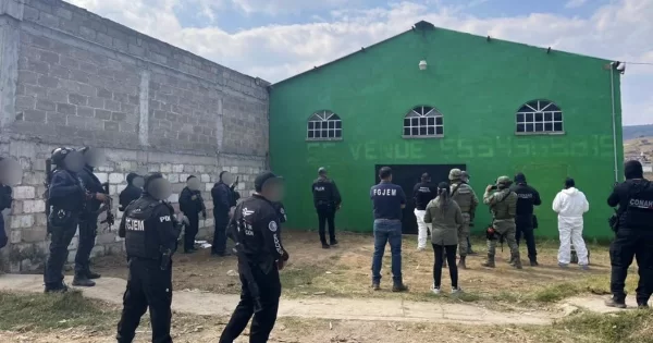 Hallan narcofosa debajo de una bodega en el Edomex; hay 10 cuerpos en 42 bolsas