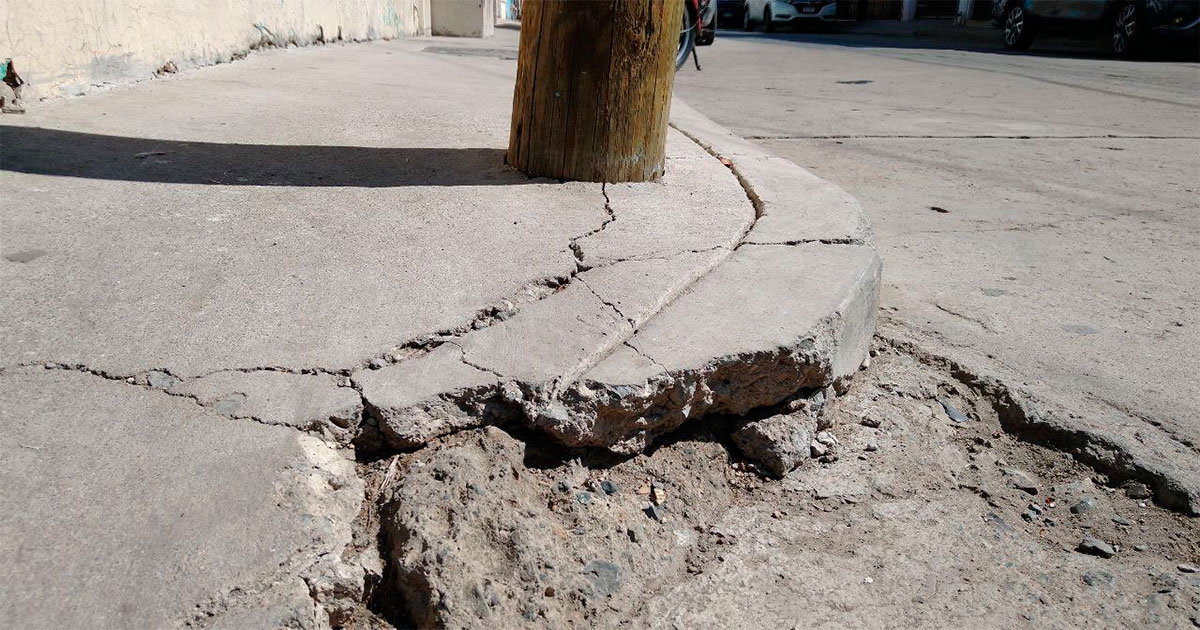 Poste de teléfono está a punto de caer en pleno centro de Silao; Telmex no ha dado atención