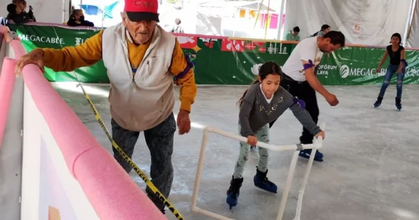 Pista de hielo de Celaya fue un ‘hitazo’; recibe a 32 mil personas