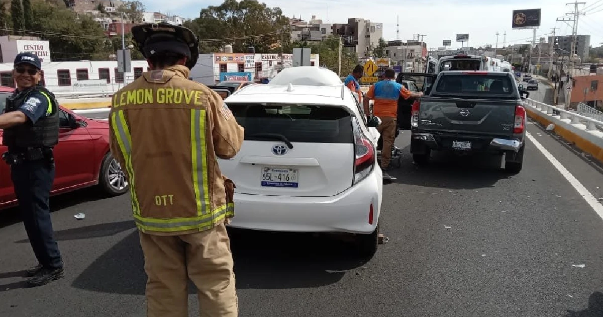 Choque en pleno puente de la Glorieta Santa Fe en Guanajuato causa caos vial