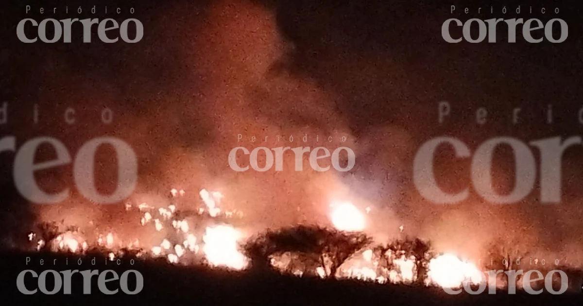 Arde relleno sanitario de Salamanca; elementos de emergencia intentan contenerlo