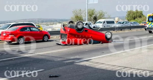 Aparatosa volcadura en la carretera Irapuato-León deja un lesionado