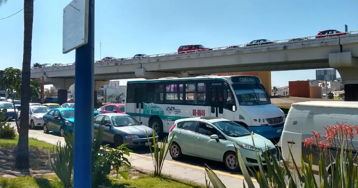 Caos vial en la Euquerio Guerrero de Guanajuato, colocan asfalto durante el día