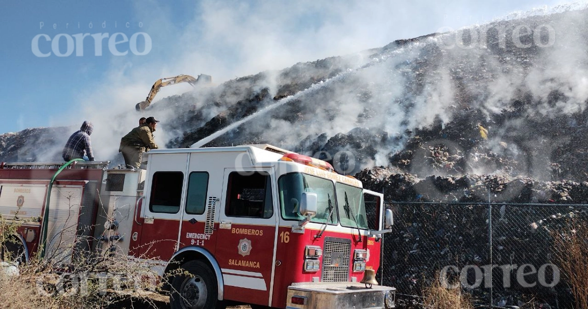 Bomberos luchan para controlar incendio en relleno sanitario de Salamanca