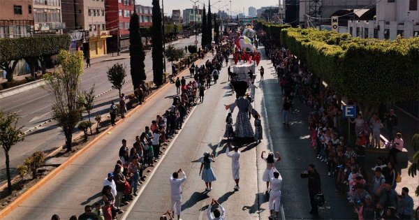 En familia y con celular en mano: cientos asisten a desfile por 447 Aniversario de León