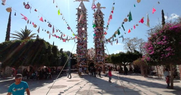 Comunidades otomíes levantan ofrenda Xuchil en Tierra Blanca; alcanzan 20 metros de alto