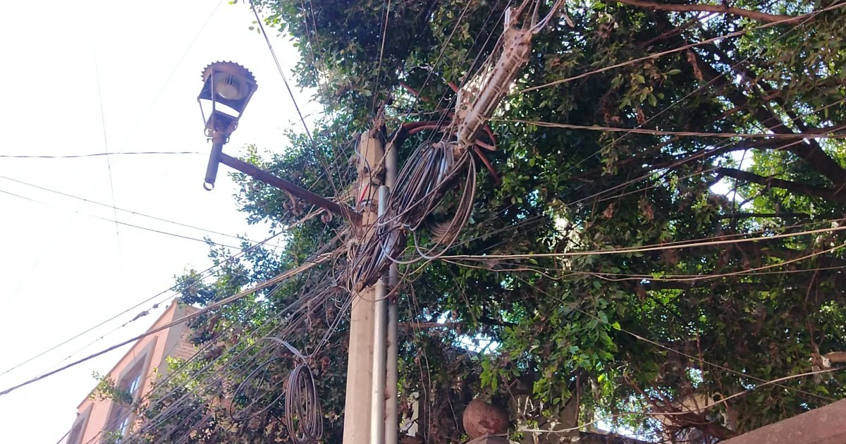 Cables de luz son un riesgo en callejones de la Cañada en Guanajuato capital