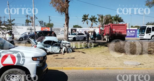 Tolva se queda sin frenos y choca se impacta contra barda de escuela en Irapuato