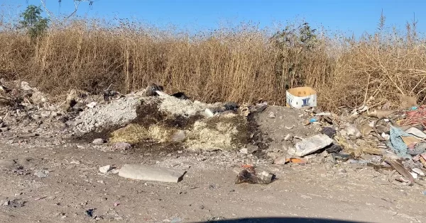 Multas no frenan que utilicen puente de 4 de Altamira Salamanca como basurero