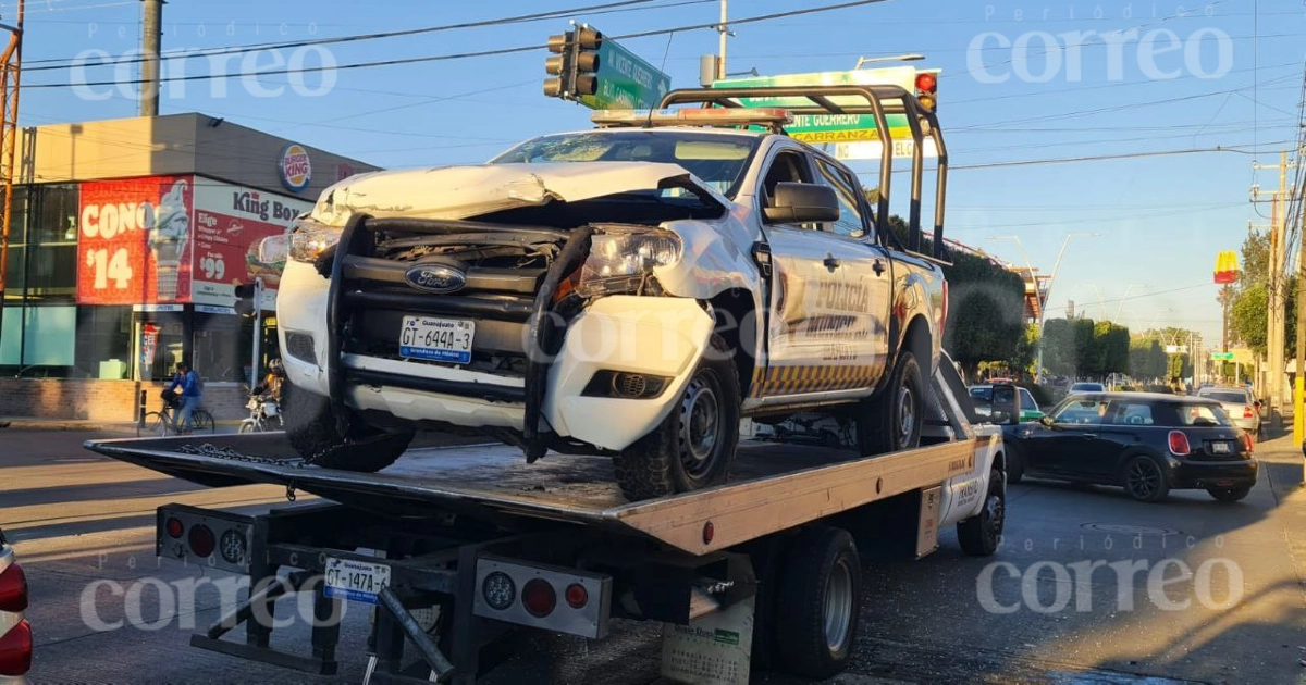 Patrulla de Irapuato choca contra un auto en el bulevar Lazaro Cárdenas; hay un herido