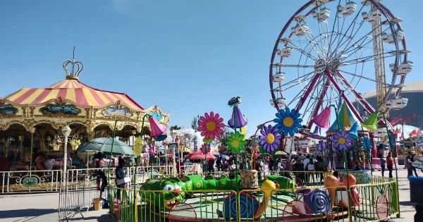 Fotógrafos en Feria de León causan polémica por retratar a niños en juegos sin permiso