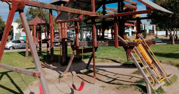 Padres piden retirar juegos de parque en San José Iturbide por ser un riesgo para los niños