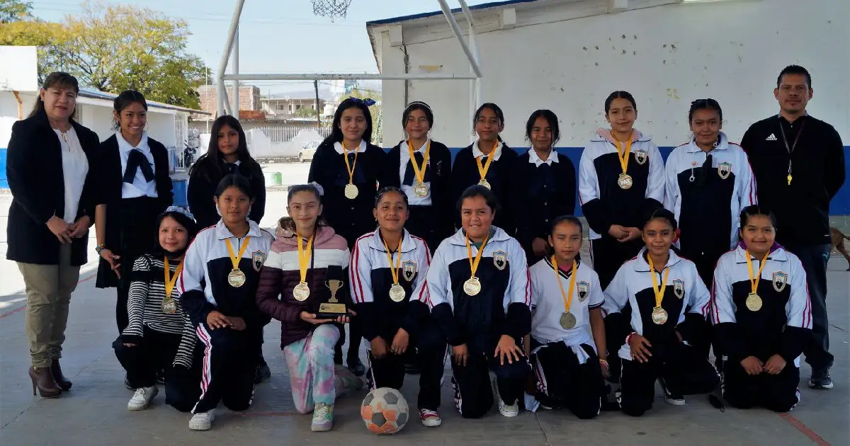 Alumnas de la primaria Miguel Hidalgo en Irapuato son referente de futbol femenil