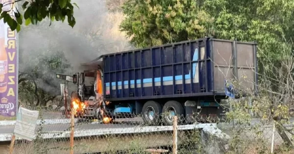 Jalisco amanece entre bloqueos y camiones incendiados en carreteras