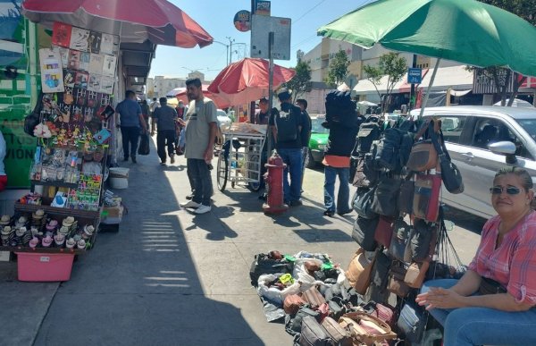 León: comerciantes atiborran las banquetas en la Zona Piel