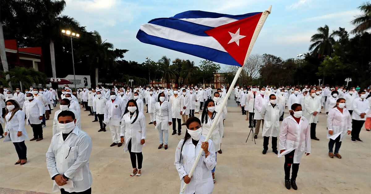 Arriban 61 médicos cubanos a México para sumarse a las labores de salud 