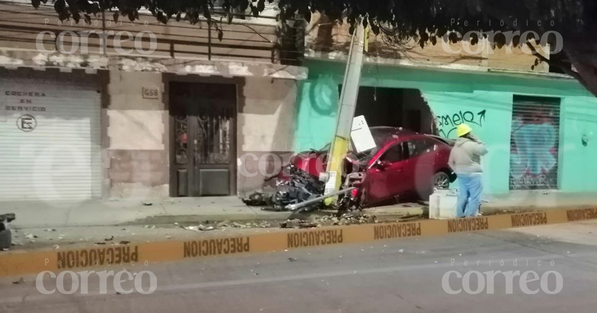 Presunto conductor ebrio choca contra poste de luz en Irapuato; hay dos lesionados