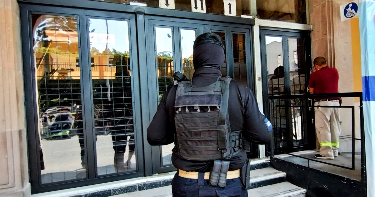 'Blindan' puerta de la presidencia de Celaya; acusan es por manifestación de Rincón de Tamayo