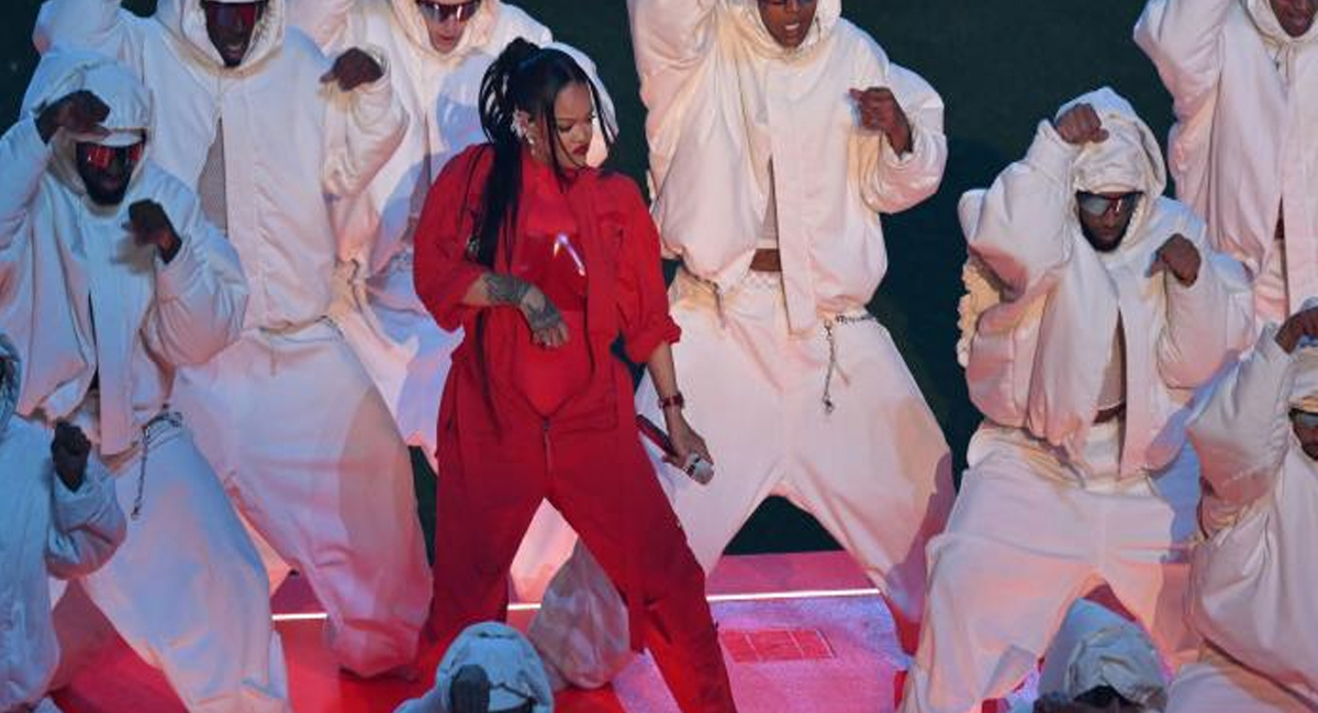 Rihanna 'brilló como los diamantes' en el Super Bowl LVII