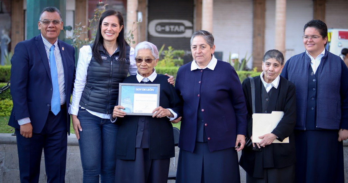 Gobierno de León reconoce al Colegio Hidalgo y su directora en su 120 aniversario