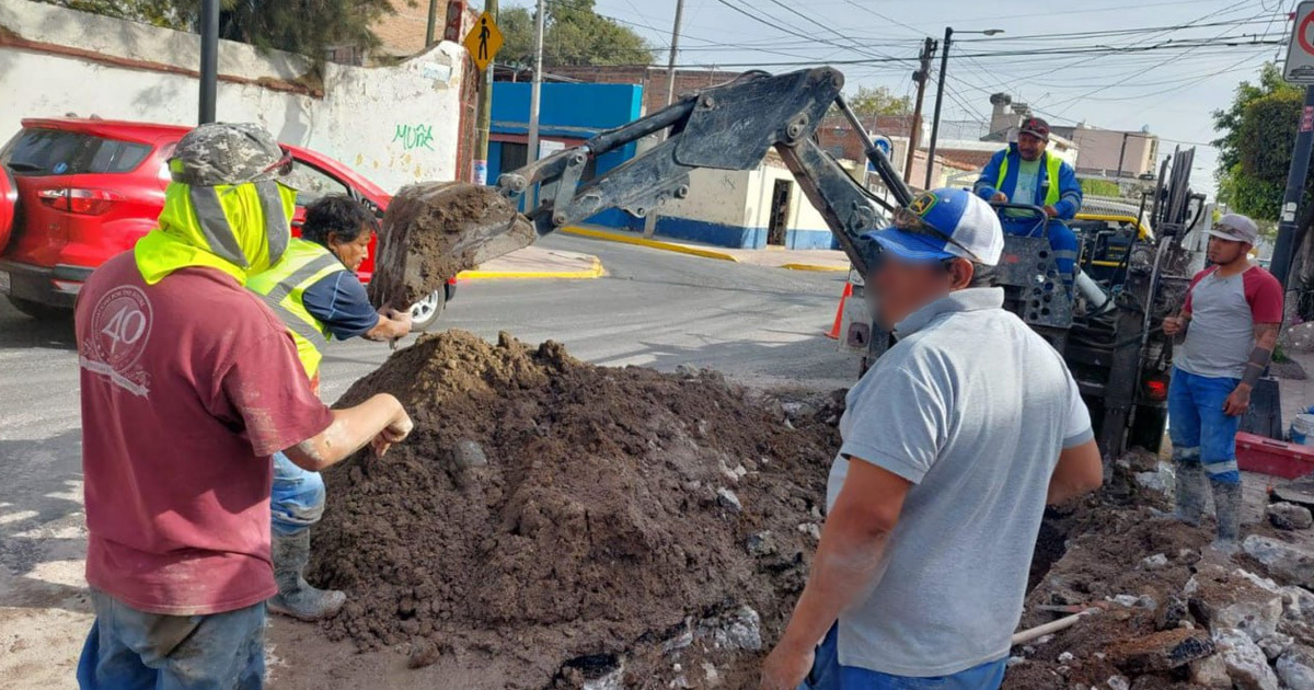 Jumapa suministra agua sucia en el Barrio de San Antonio en Celaya; llevan así dos meses