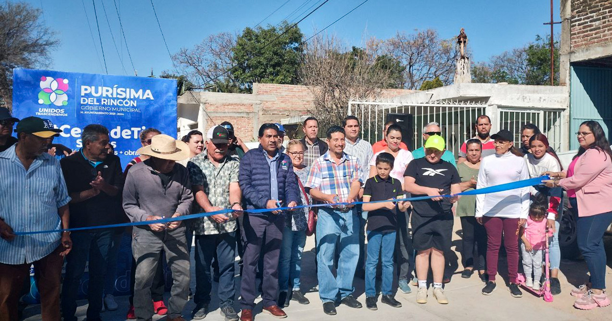 Migrantes, ciudadanos y Municipio cooperan para pavimentar calle en Purísima