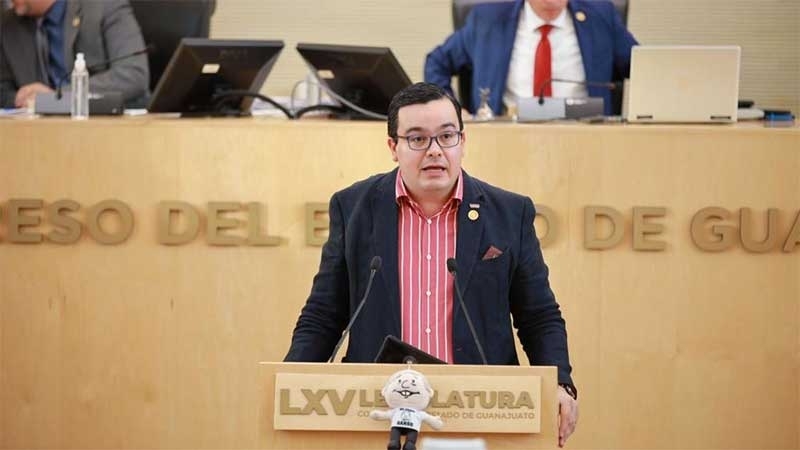 Ernesto Prieto defiende salarios de su familia: 'no superan el de AMLO, están bien'