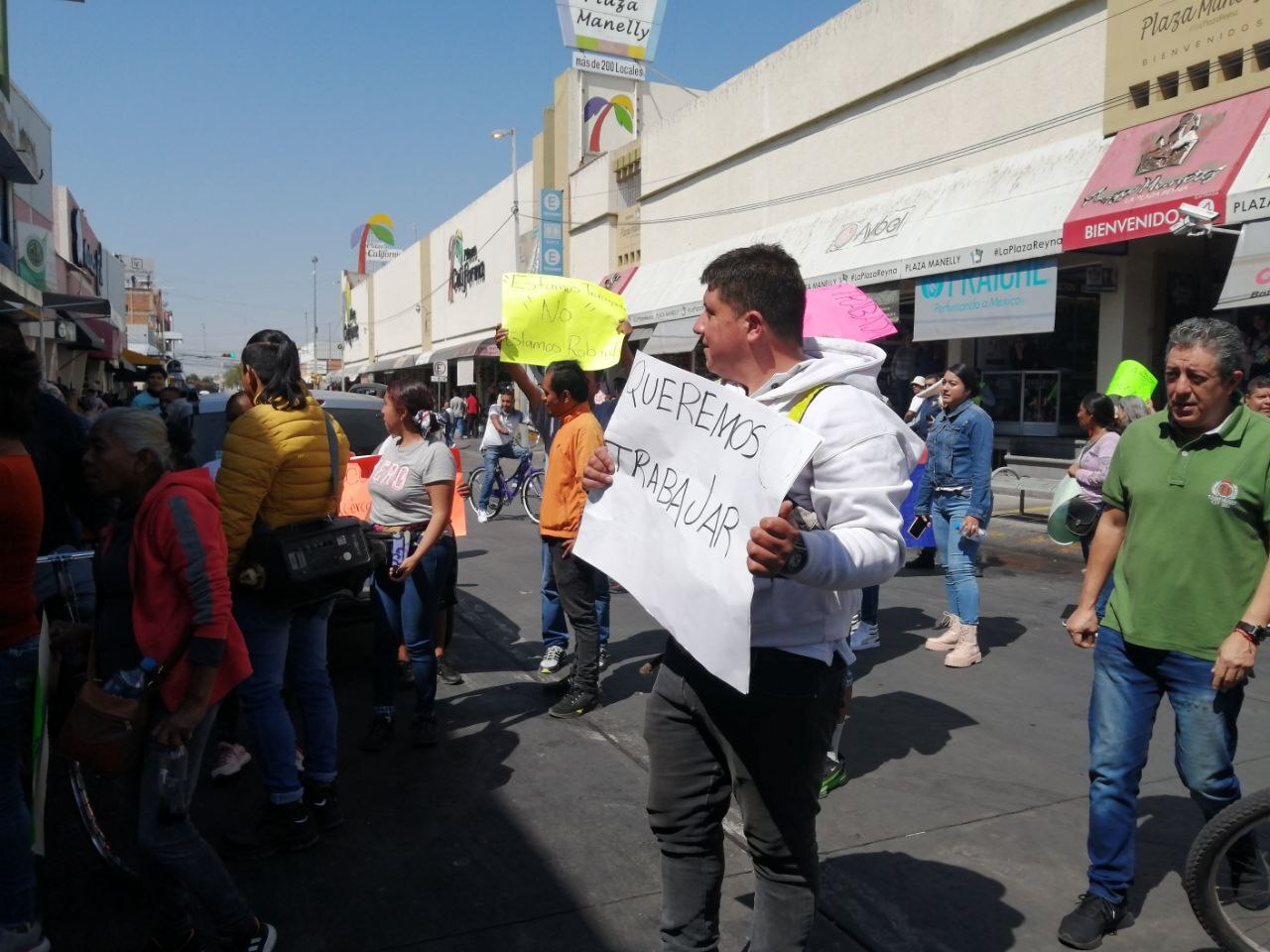 “Queremos trabajar”: Comerciantes de Zona Piel se manifiestan contra operativos en León 