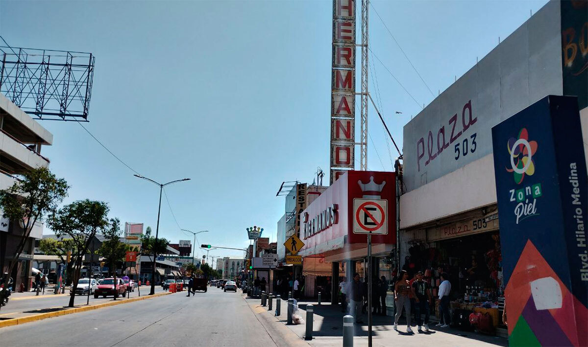 Sin comerciantes ambulantes en Zona Piel de León clientes disfrutan de las calles