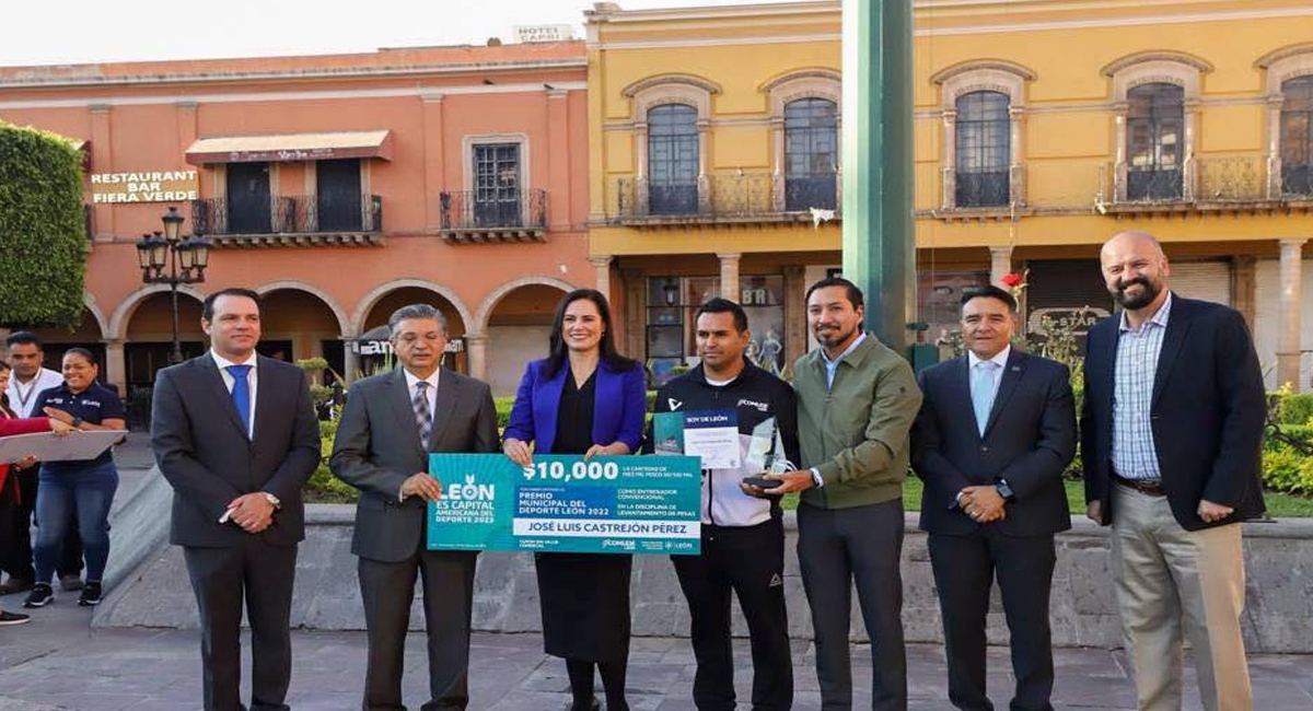 Reconocen a Ángel de Jesús Camacho Ramírez con distintivo Soy de León 