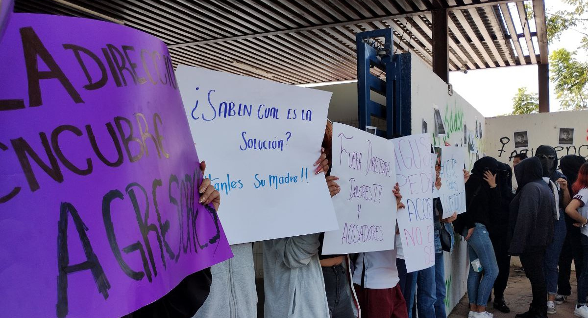 Estudiantes exigen destitución de maestros 'acosadores' del CETIS 21 de León 