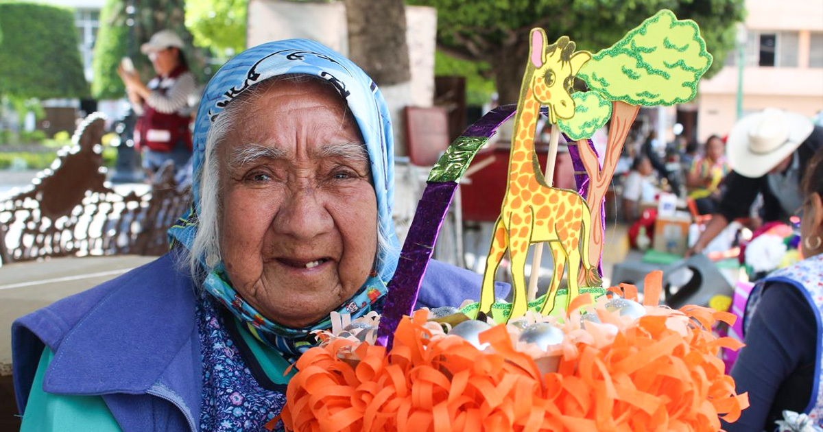 Doña Carmen: la mujer que convierte cascarones en artesanías en Silao