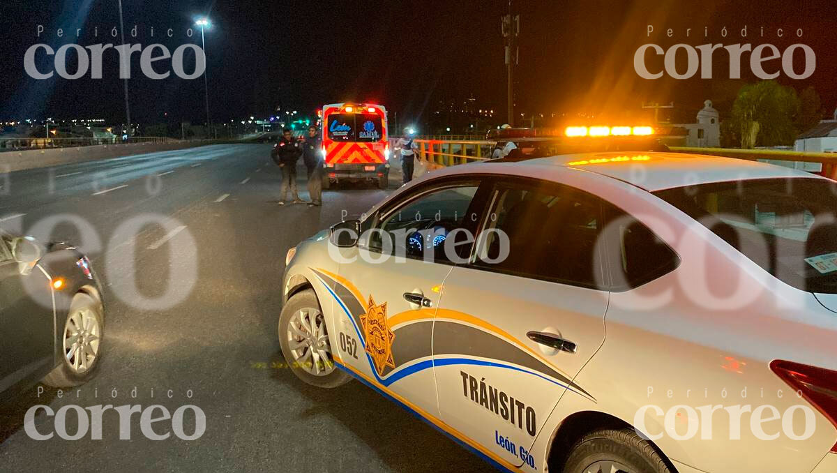 Hombre arroja a su novia de auto en movimiento en León; ella queda herida