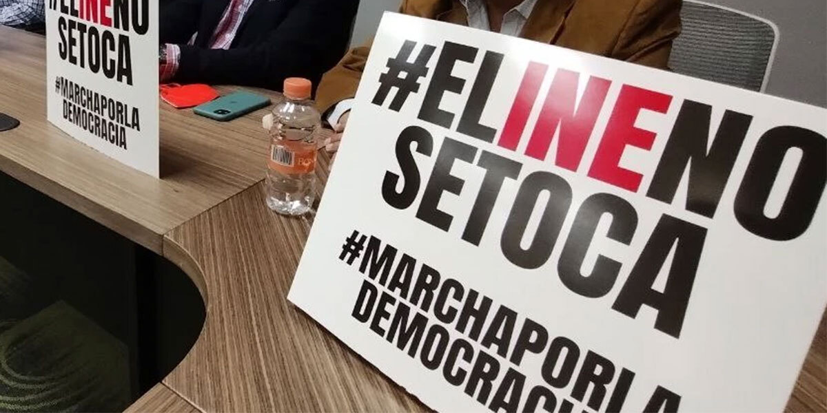 Vestidos de blanco y rosa, miles de ciudadanos y autoridades se unen a la marcha del INE en Guanajuato