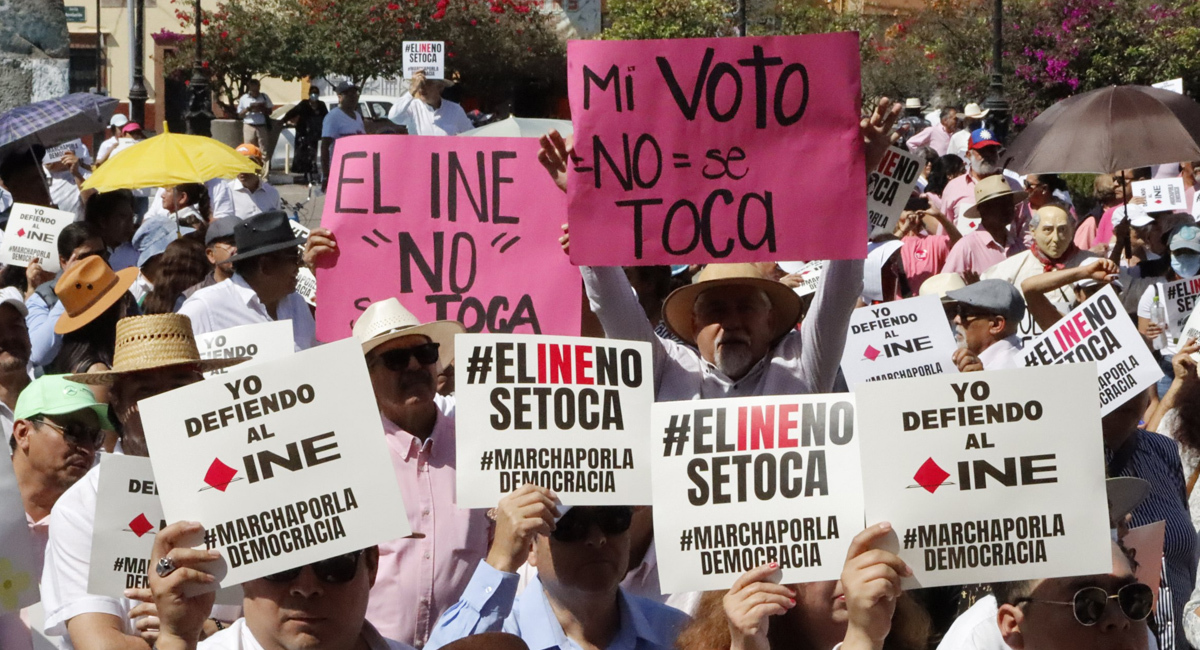 'Juntos, pero separados', así marcharon civiles y políticos por el INE en Irapuato 