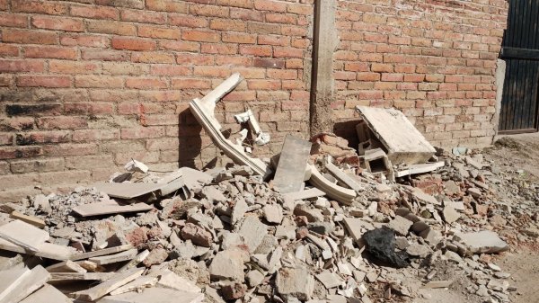 En plena calle, avientan pedazos de tumbas afuera del panteón municipal de Manuel Doblado 