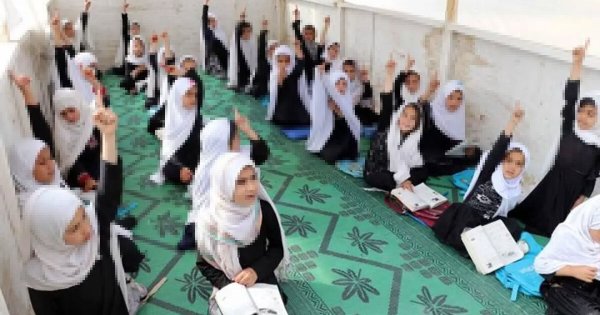 Indigna envenenamiento de 650 niñas para que dejen de ir a la escuela en Irán