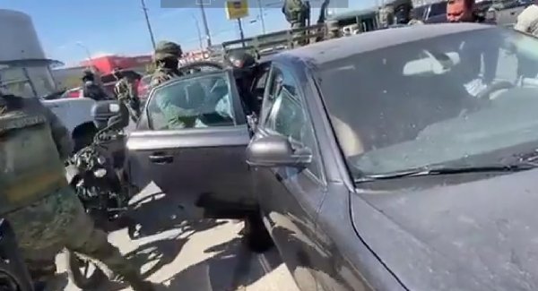 León: Guardia Nacional y ejército rescatan a bebé atrapado en un carro 