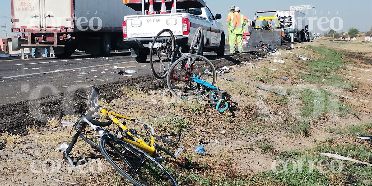 Aparatoso accidente en la autopista Celaya-Salamanca deja cuatro ciclistas peregrinos heridos 