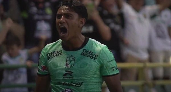 ¡Emotivo! Yael Uribe anota su primer gol con el León y así lo festejó 