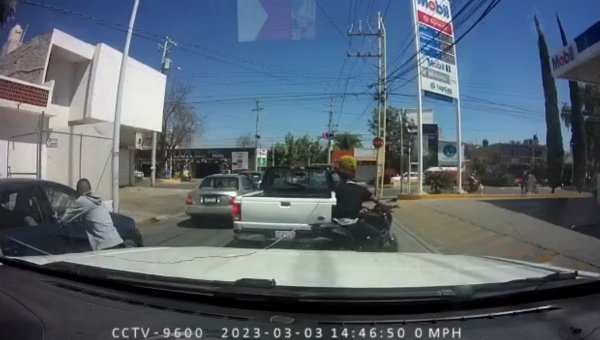 Captan en video agresivo robo de par de asaltantes en Irapuato