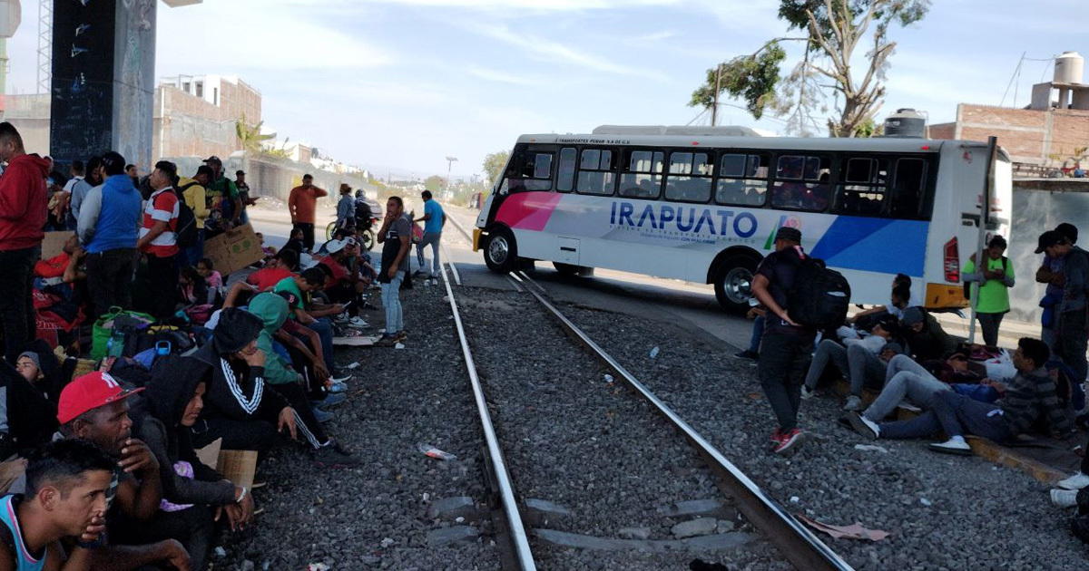 Instituto Nacional de Migración realiza operativo en Puente Siglo XXI, en Irapuato